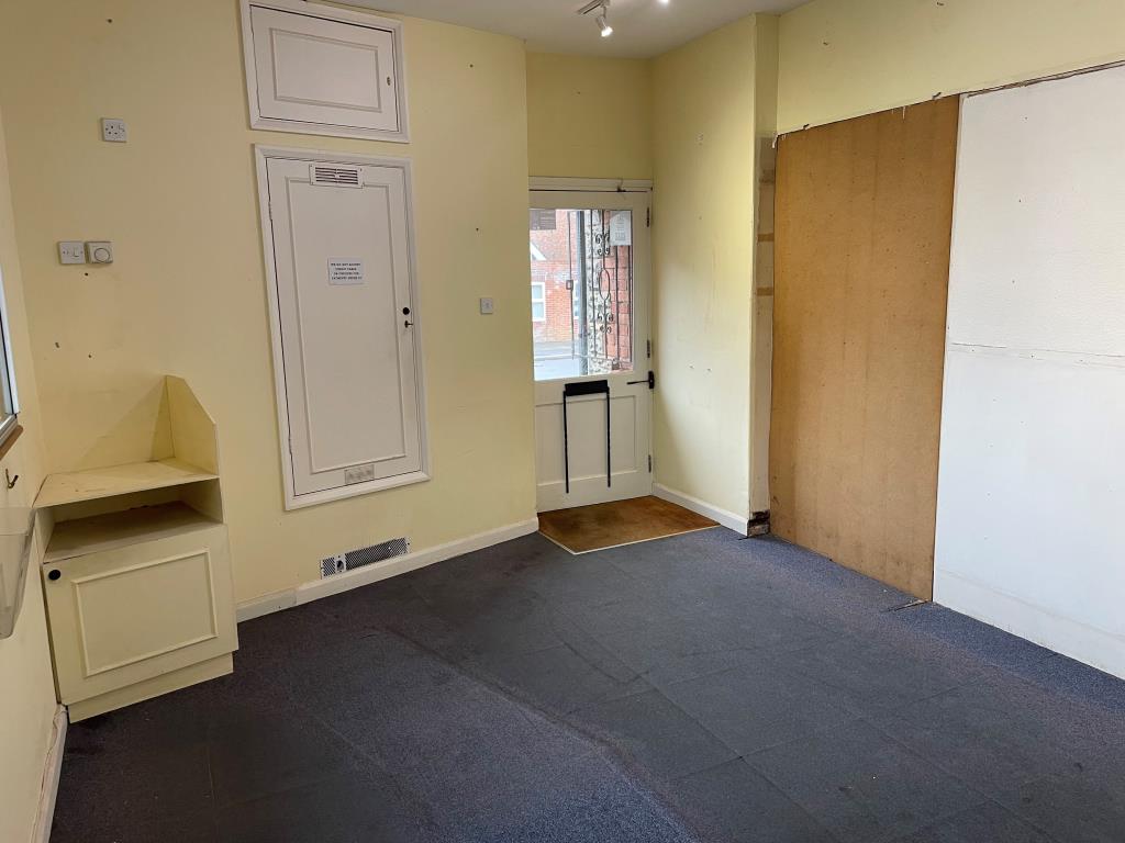 Lot: 156 - RETAIL UNIT AND WORKSHOP WITH GARAGE AND TWO FLATS - Retail Unit with door to front access